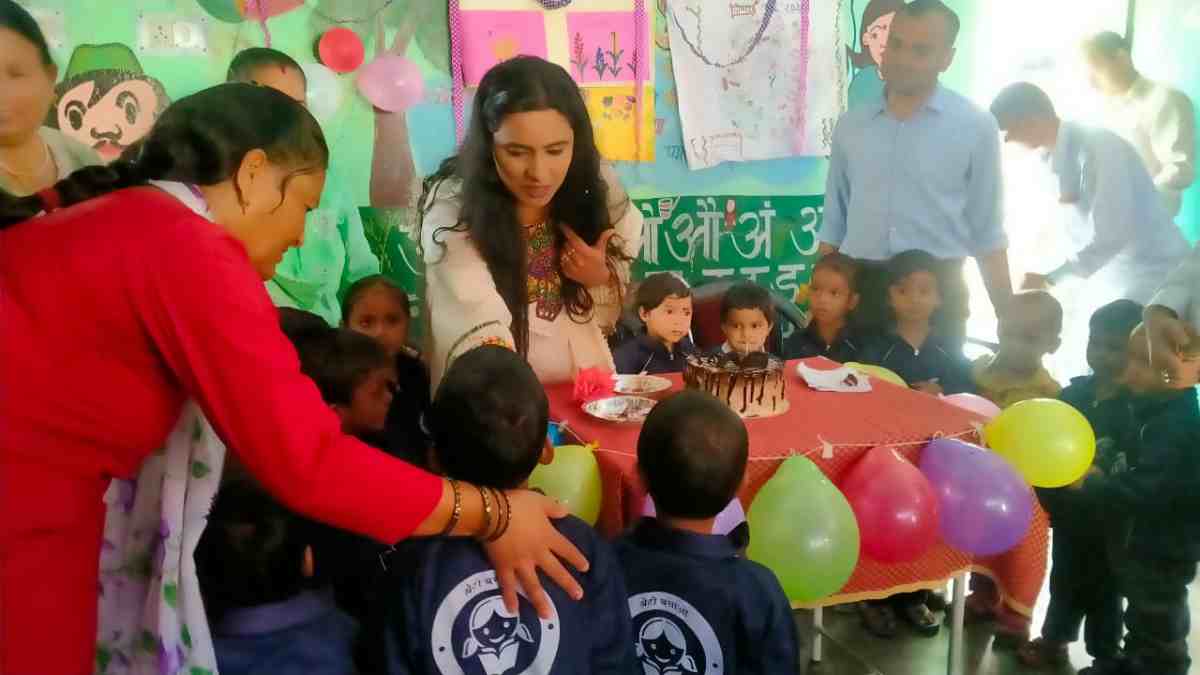 प्रज्ञा फाउंडेशन की निदेशक श्रीमती प्रज्ञा दीक्षित ने आंगनवाड़ी केंद्र के बच्चों के साथ मनाया अपना जन्मदिवस