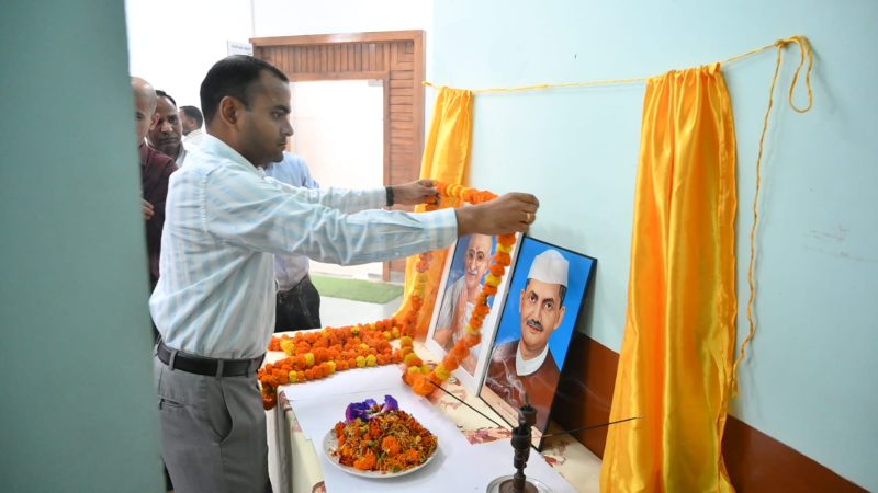 गांधी जी एवं लाल बहादुर शास्त्री जी के चित्रों का अनावरण/माल्यार्पण कर दी श्रद्धांजलि