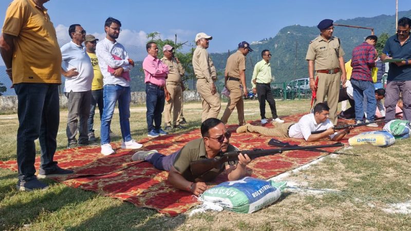 राइफल शूटिंग प्रतियोगिता में नायब तहसीलदार प्रदीप कण्डारी रहे प्रथम