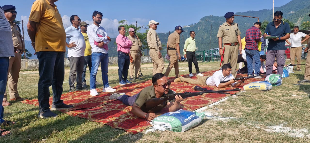 राइफल शूटिंग प्रतियोगिता में नायब तहसीलदार प्रदीप कण्डारी रहे प्रथम