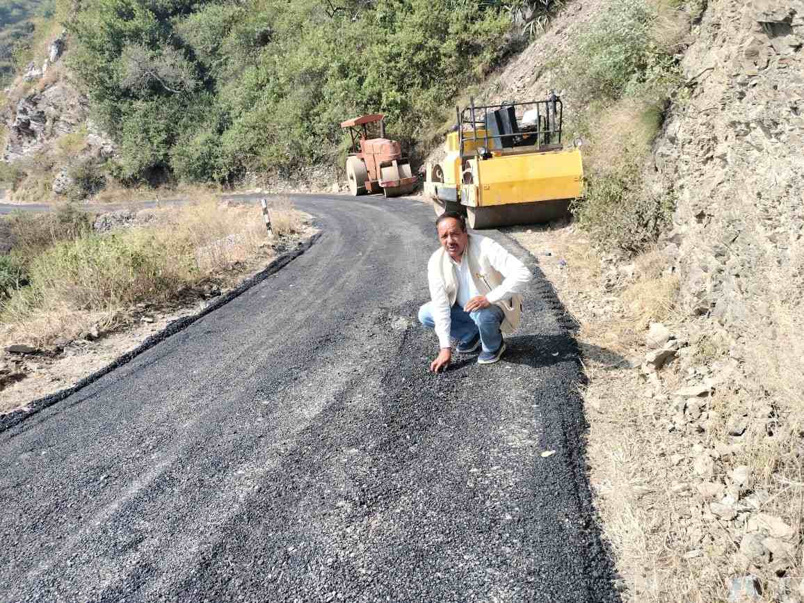 कठूड भासौं मोटर मार्ग के घटिया डामरीकरण पर जिला पंचायत सदस्य ने उठाए सवाल