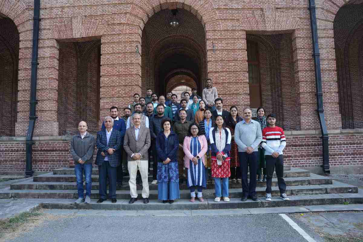 लैन्टाना से पुनःसंयोजित लकड़ी और हस्तनिर्मित कागज पर FRI में पांच दिवसीय प्रशिक्षण कार्यक्रम शुरू