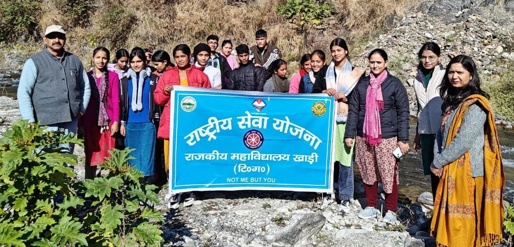 महाविद्यालय में स्पर्श गंगा दिवस पर संगोष्ठी व स्वच्छता अभियान किया आयोजित