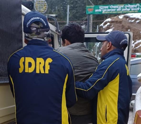 पर्यटकों की कार हुई दुर्घटनाग्रस्त: SDRF ने किया चार लोगों का रेस्क्यू, 1की मौत