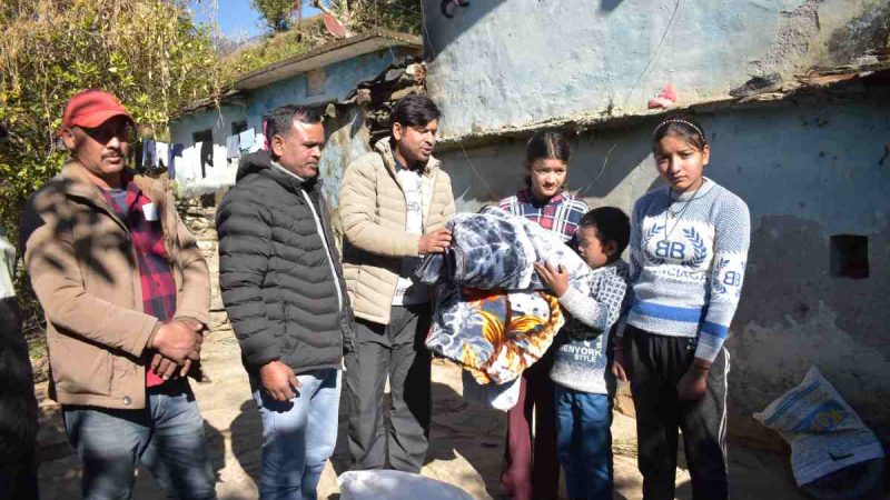 माता-पिता का साया खोने वाले खैनुरी के तीन अनाथ बच्चों की मदद को मुख्यमंत्री श्री पुष्कर सिंह धामी ने बढ़ाया हाथ