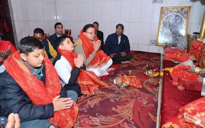 मुख्यमंत्री ने सिद्धपीठ सुरकंडा देवी मंदिर में की पूजा, प्रदेश की खुशहाली की कामना