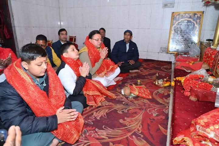 मुख्यमंत्री ने सिद्धपीठ सुरकंडा देवी मंदिर में की पूजा, प्रदेश की खुशहाली की कामना