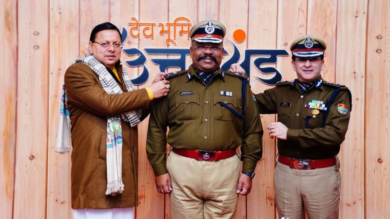 उत्तराखंड पुलिस के वरिष्ठ अधिकारियों को पहनाए पदोन्नति बैज, मुख्यमंत्री धामी और डीजीपी दीपम सेठ ने किया सम्मानित