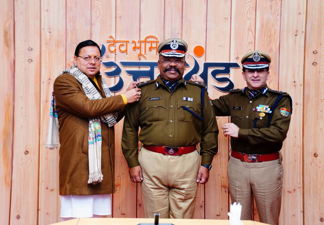 उत्तराखंड पुलिस के वरिष्ठ अधिकारियों को पहनाए पदोन्नति बैज, मुख्यमंत्री धामी और डीजीपी दीपम सेठ ने किया सम्मानित