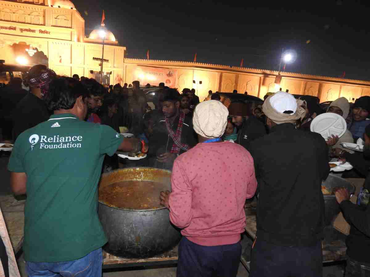 रिलायंस कर रहा है महाकुंभ में लाखों तीर्थयात्रियों की सेवा: हर रोज हजारों को परोसा जा रहा है मुफ्त भोजन