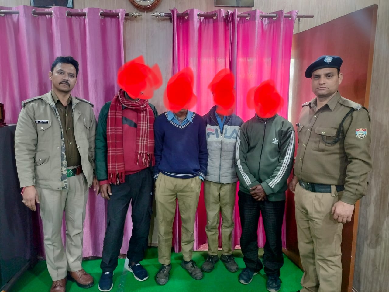 पुलिस ने दो नाबालिगों को सकुशल बरामद कर उनके परिजनों को सौंपा