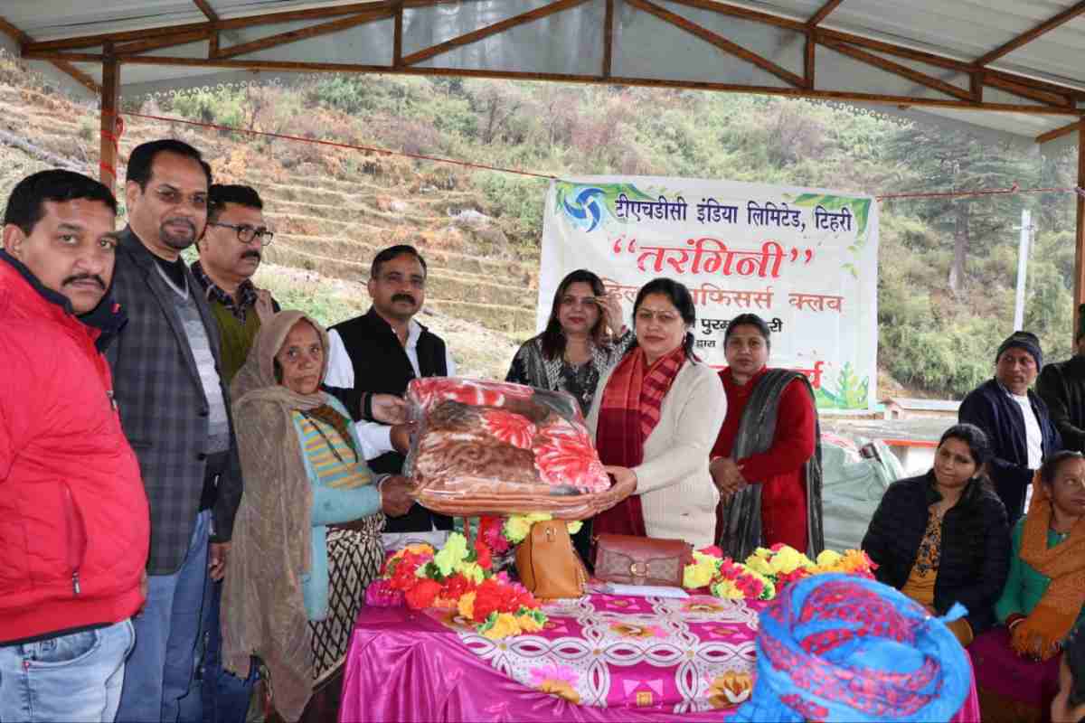 तरंगिनी महिला ऑफिसर्स क्लब ने तिनगढ़ के आपदा प्रभावित 100 परिवारों को वितरित किए गर्म कंबल