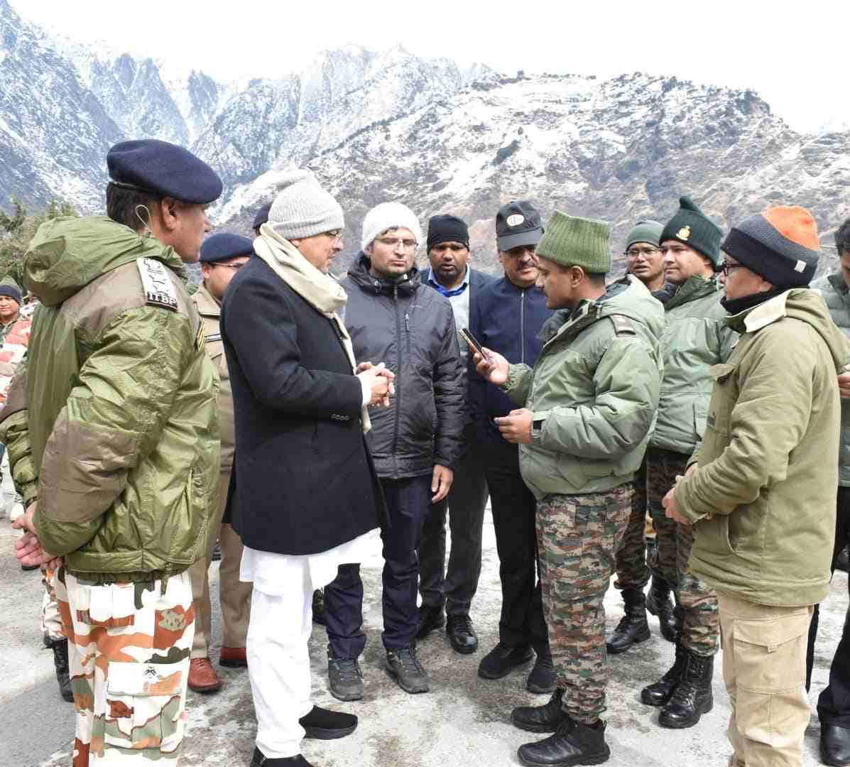 मुख्यमंत्री ने किया माणा पास स्थित घटना स्थल का हवाई निरीक्षण