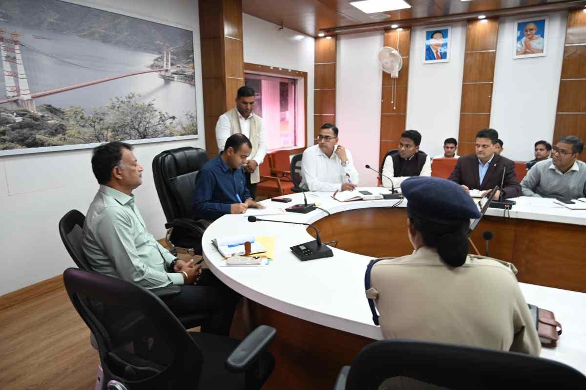 जनता मिलन कार्यक्रम में डीएम टिहरी ने सुनी जन-समस्याएं