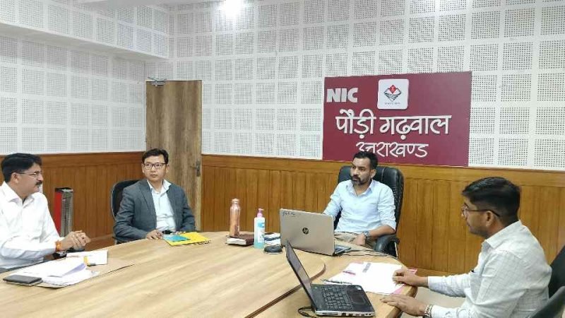 निजी वाहनों में सवारी ढोने पर होगी सख्त कार्रवाई: जिलाधिकारी डॉ. आशीष चौहान
