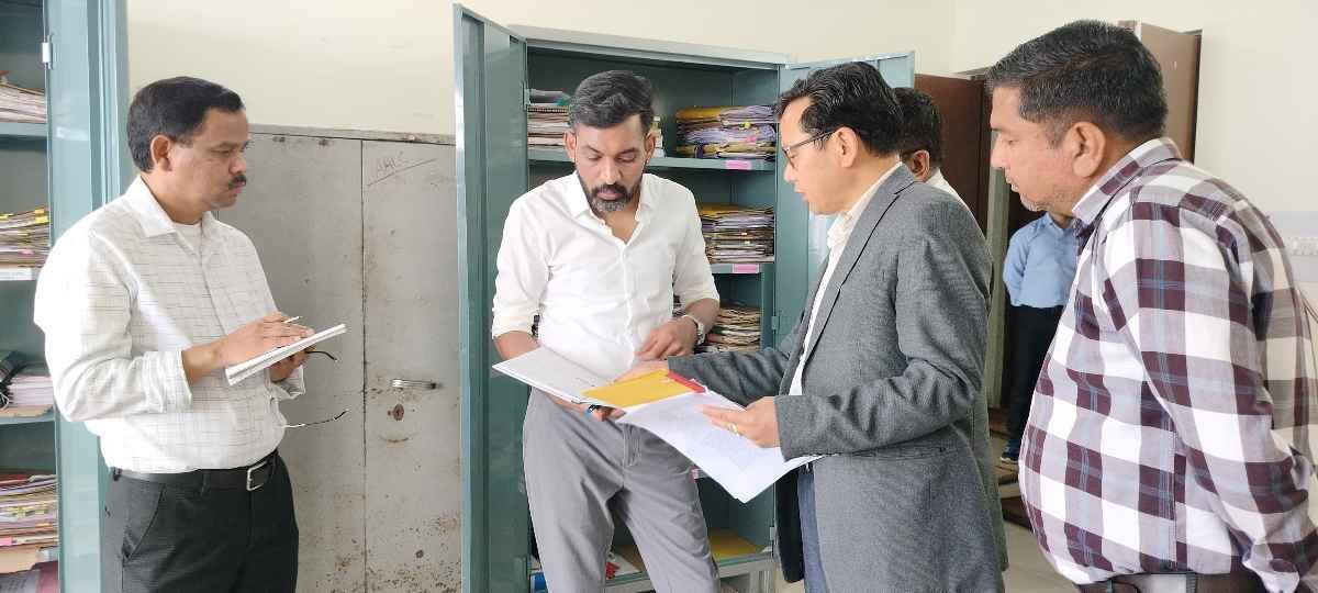 जिलाधिकारी ने शस्त्र पटल का निरीक्षण कर दिए सुधार के निर्देश