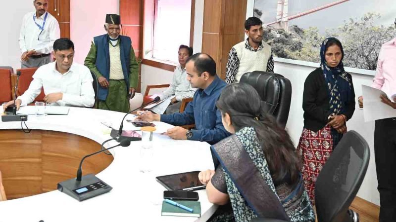 जिलाधिकारी टिहरी ने जनता मिलन कार्यक्रम में सुनी जन-समस्याएं