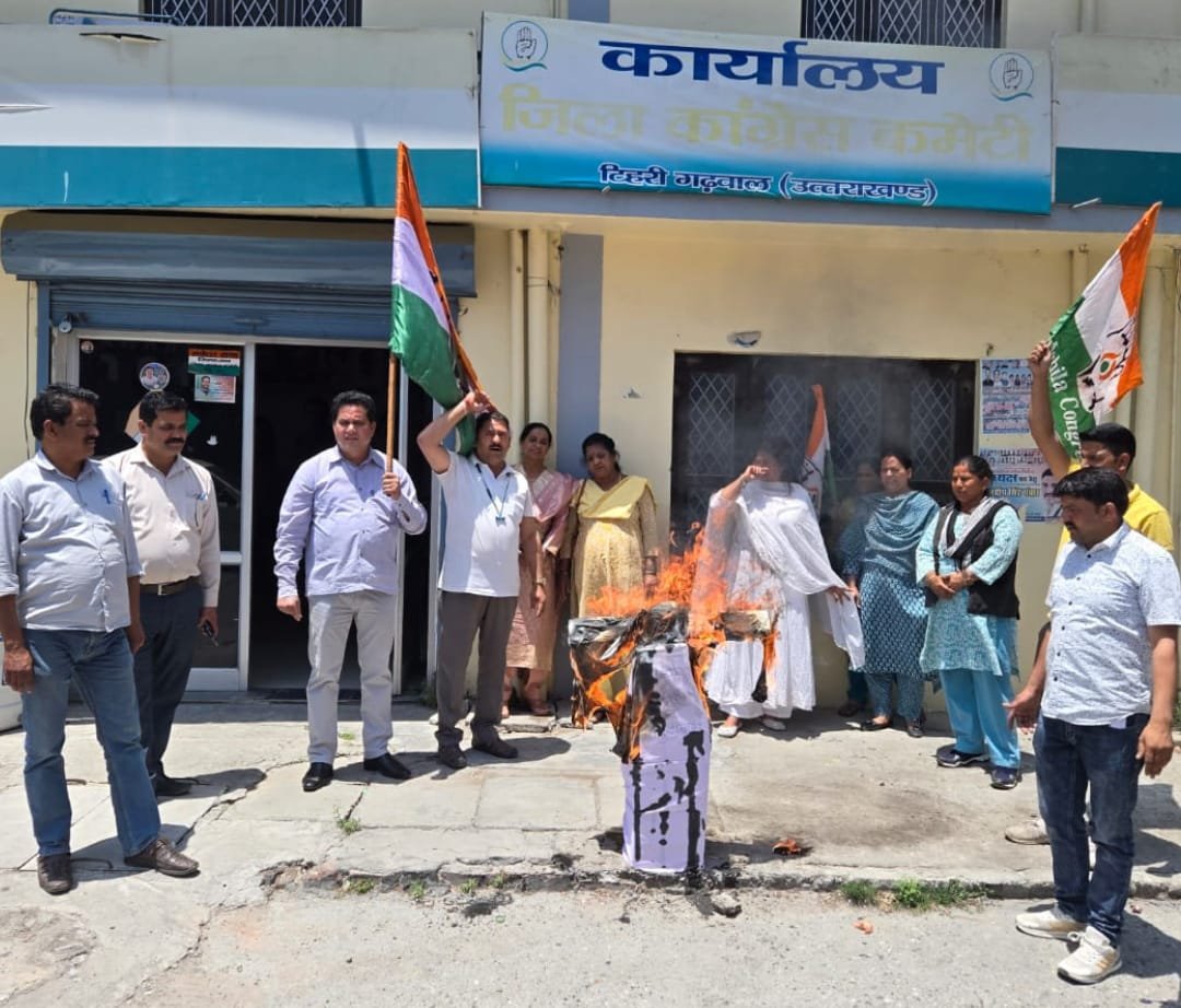 टिहरी में महिला कांग्रेस का विरोध प्रदर्शन: भाजपा नेता विजय शाह का पुतला फूंका