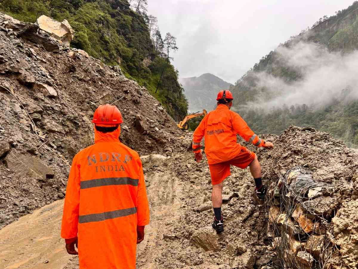 उत्तरकाशी में भूस्खलन, 9 मजदूर लापता: चारधाम यात्रा 24 घंटे के लिए स्थगित