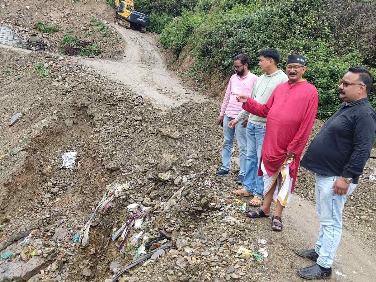 भारी बारिश के बीच टिहरी विधायक किशोर उपाध्याय ने किया मोलधार, बौराड़ी, एच. ब्लॉक क्षेत्र का निरीक्षण