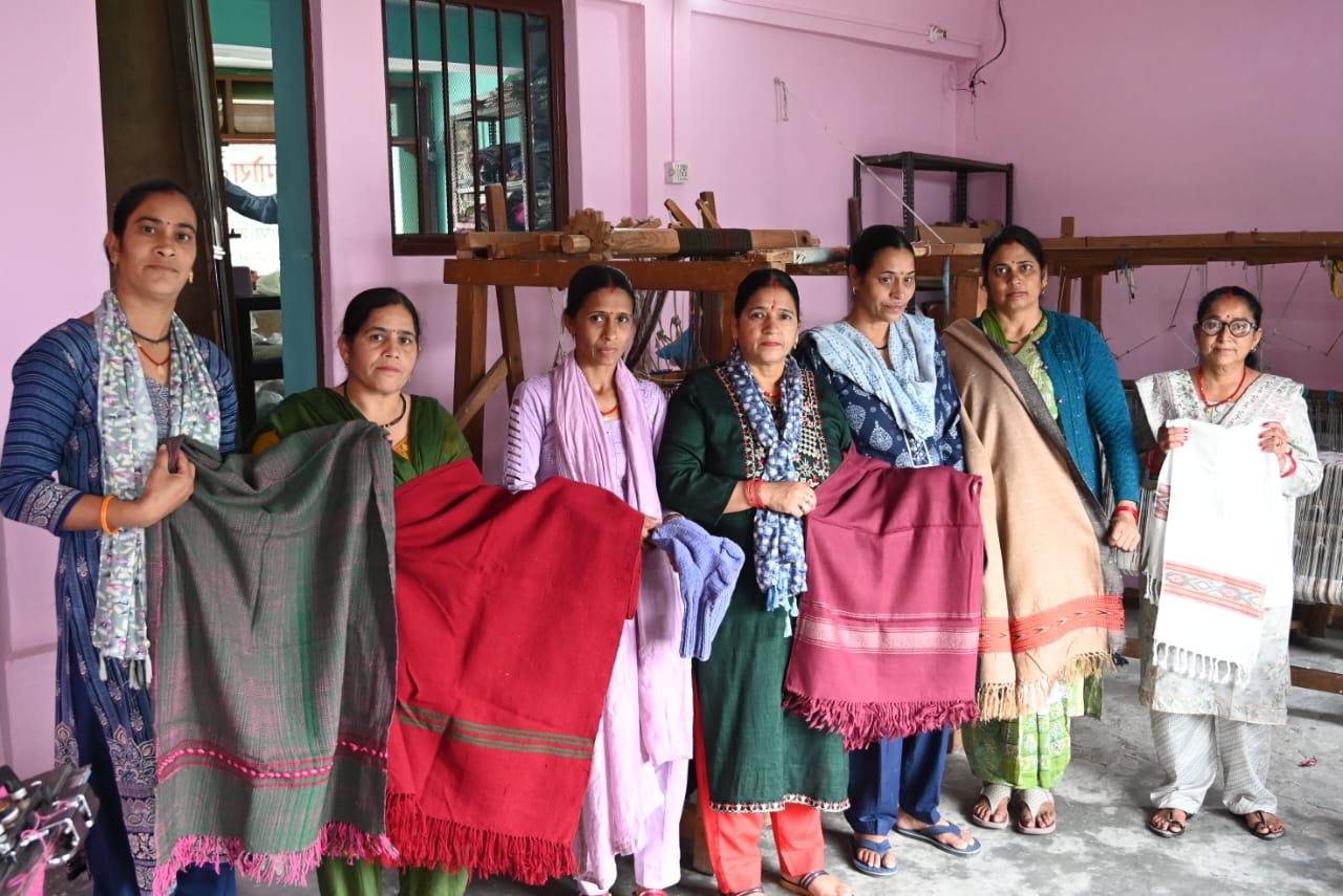 हथकरघा की बुनाई से बदली जिंदगी: उषा नकोटी बनीं ग्रामीण महिलाओं की प्रेरणा