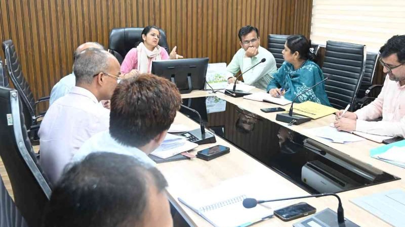 डीएम टिहरी ने पार्किंग परियोजनाओं की समीक्षा की