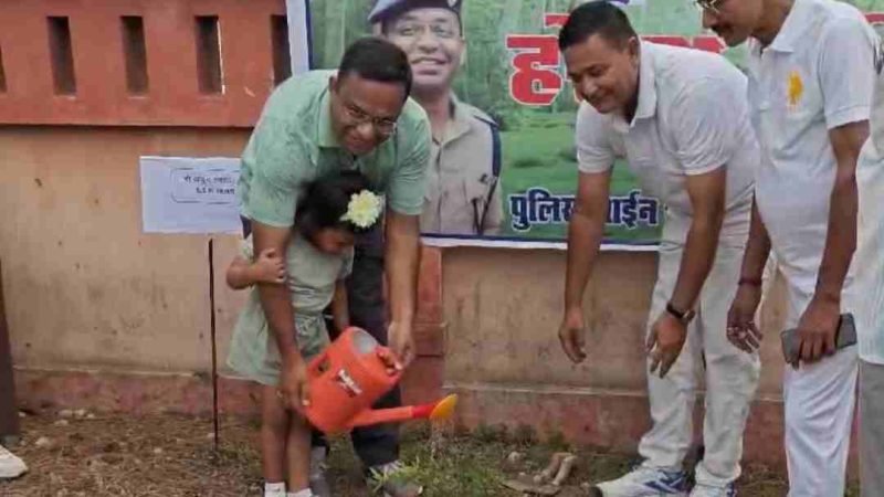 *एक पेड़ माँ के नाम* हरेला पर्व पर टिहरी पुलिस का पर्यावरण संरक्षण संकल्प