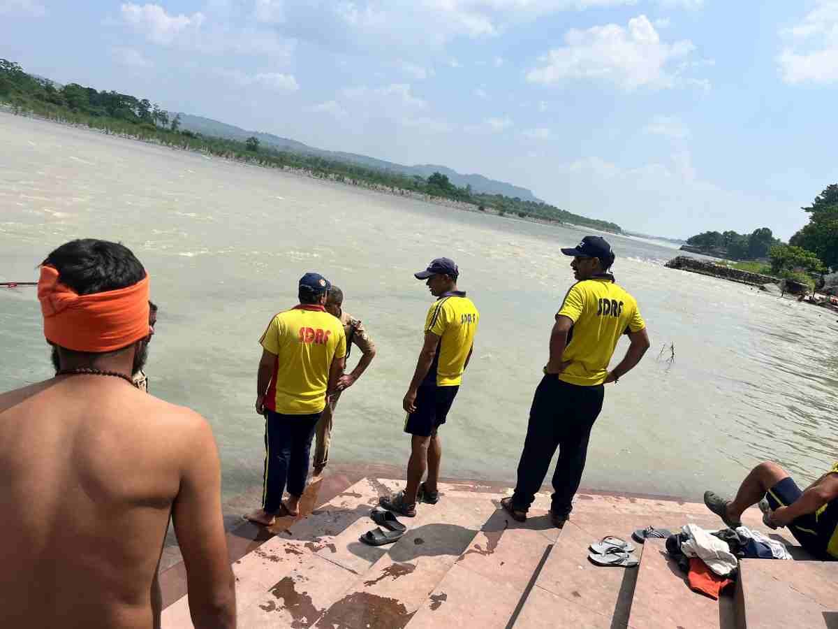 गंगा में स्नान के दौरान युवक बहा, SDRF का सर्च ऑपरेशन जारी