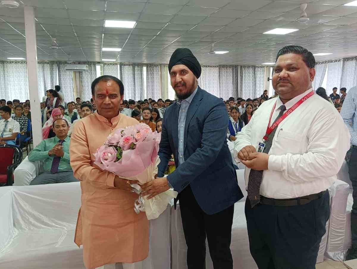 देहरादून में मेधावी छात्रों का सम्मान, उच्च शिक्षा मंत्री धन सिंह रावत ने की सराहना