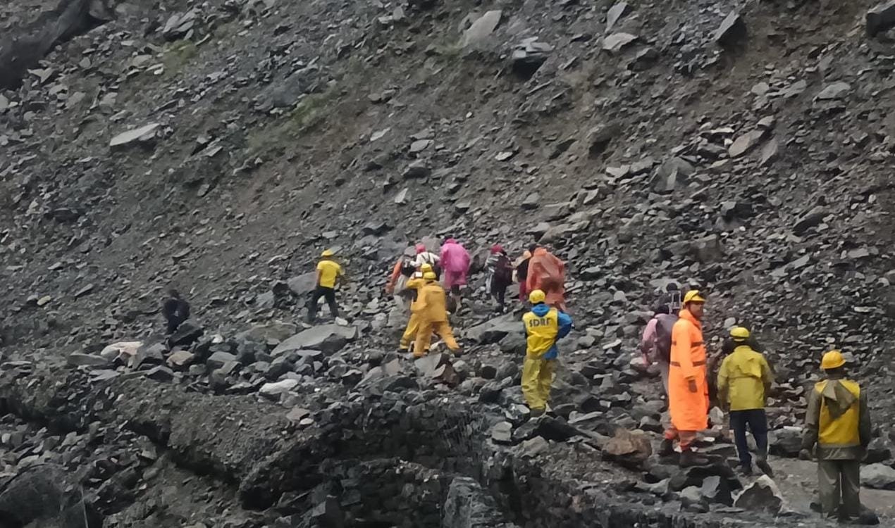 केदारनाथ धाम से लौट रहे 40 श्रद्धालु सोनप्रयाग स्लाइड जोन में फंसे, SDRF ने सुरक्षित निकाला