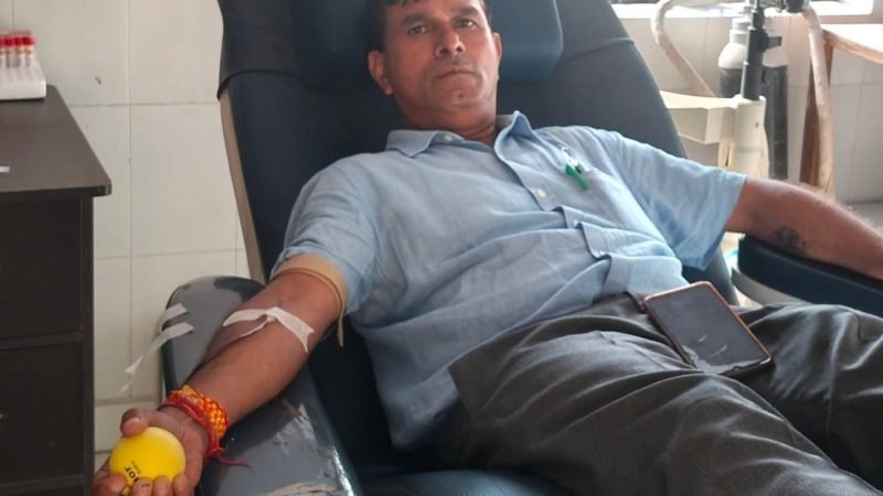 टिहरी पालिकाध्यक्ष मोहन सिंह रावत ने किया रक्तदान