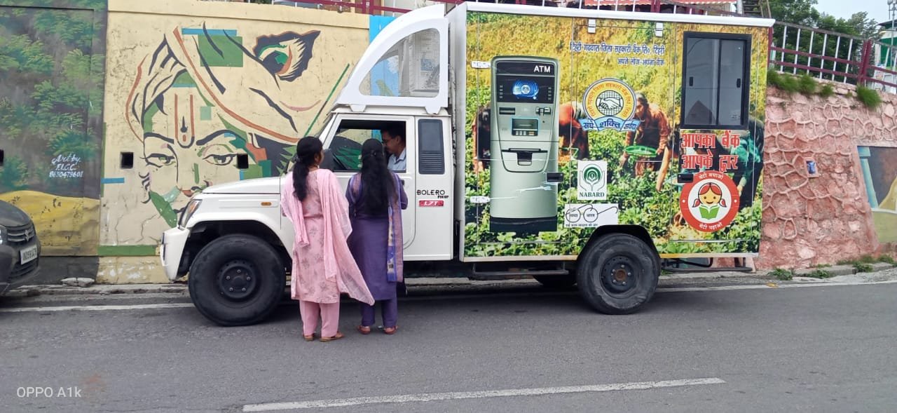 चारधाम यात्रियों और सैलानियों को बड़ी राहत: टिहरी गढ़वाल जिला सहकारी बैंक ने शुरू की मोबाइल एटीएम सेवा