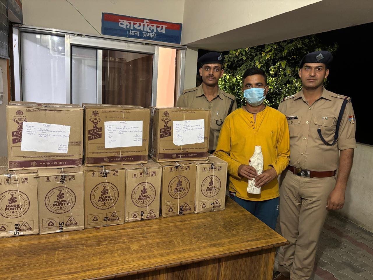 🔴 चंबा पुलिस की बड़ी कार्रवाई: पंचायत चुनाव से पहले 09 पेटी अवैध अंग्रेजी शराब के साथ एक तस्कर गिरफ्तार