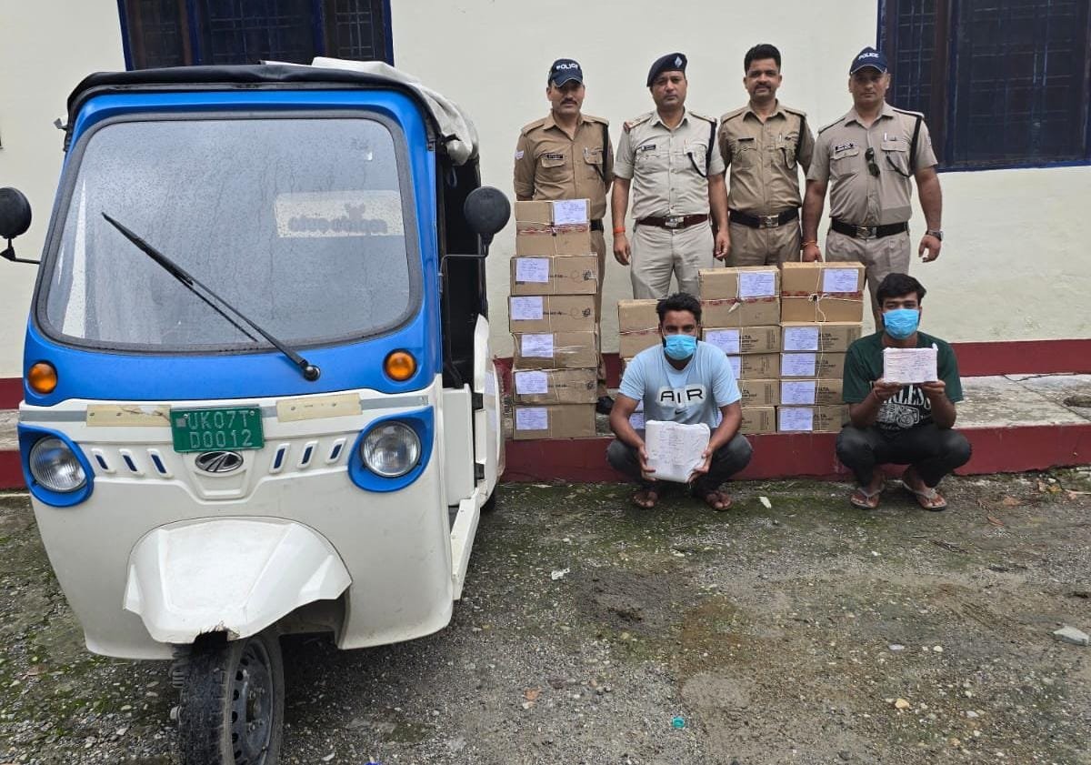 शराब माफियाओं पर पुलिस का शिकंजा: 20 पेटी शराब के साथ दो तस्कर गिरफ्तार, ई-रिक्शा सीज