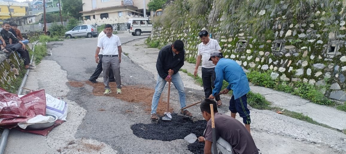 टिहरी नगर में सड़कों के गड्ढों से जल्द मिलेगी राहत, रेडी पैच बैग से शुरू हुआ समाधान का नया प्रयोग