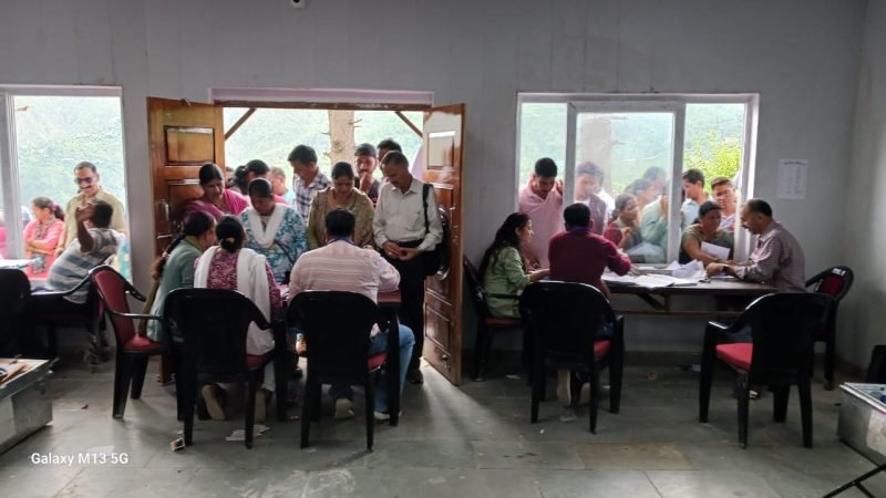 जनपद टिहरी के चार विकासखण्डों में चल रही निर्वाचन प्रतीक आवंटन प्रक्रिया
