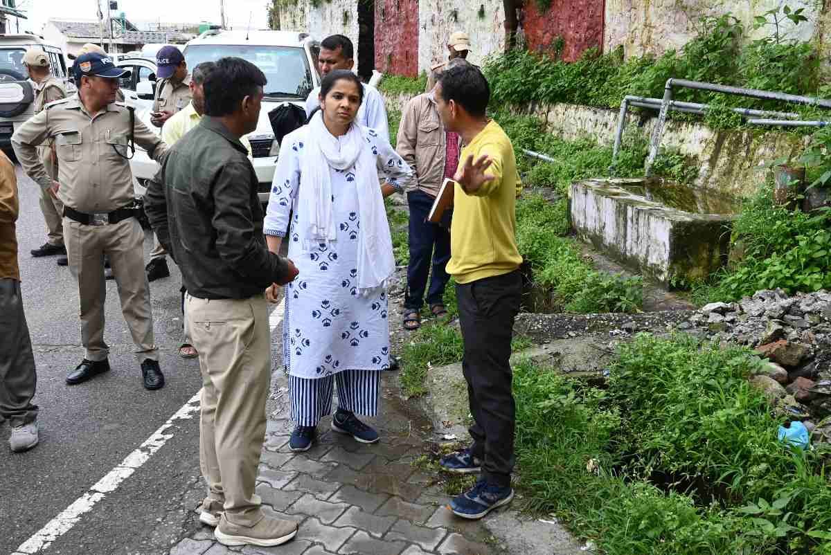 भारी बारिश के चलते डीएम  नितिका खंडेलवाल ने किया वाल्मीकि बस्ती व बौराड़ी क्षेत्र का निरीक्षण