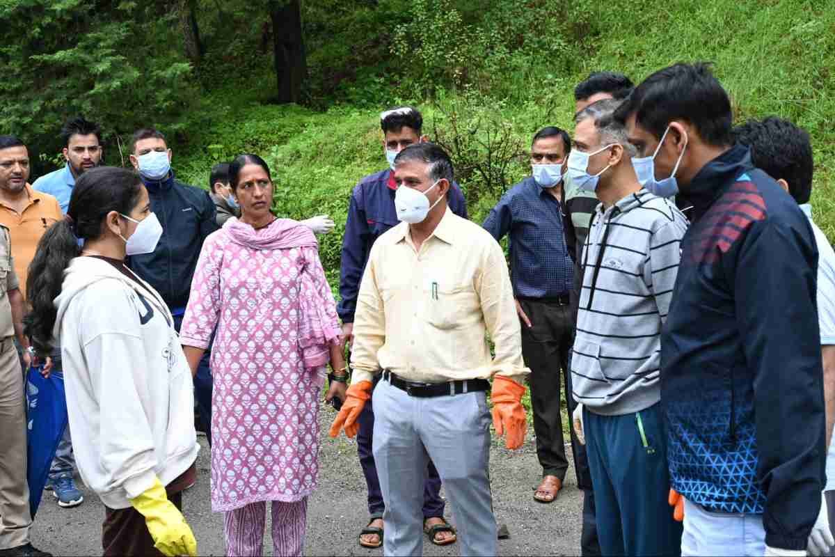 स्वतंत्रता दिवस पर टिहरी जिला प्रशासन का सफाई अभियान: वृक्षारोपण भी किया