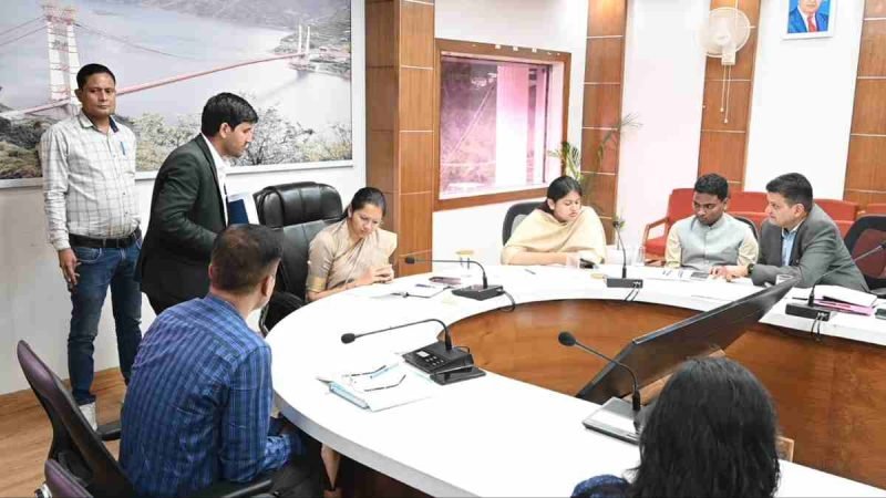 जिलाधिकारी ने जनता दर्शन में सुनी 33 समस्याएं, अधिकारियों को शीघ्र समाधान के निर्देश