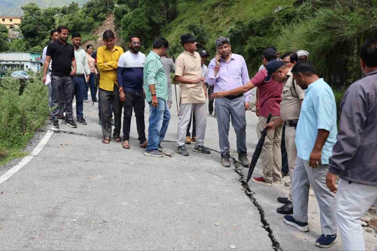 थराली आपदा प्रभावित क्षेत्रों का डीएम व एसपी ने किया संयुक्त निरीक्षण, तकनीकी टीम करेगी जांच
