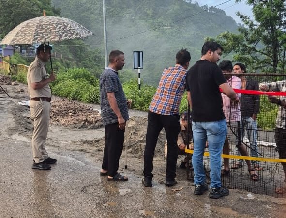 चंबा-नरेन्द्र नगर राष्ट्रीय राजमार्ग पर दुआधार में सड़क धंसी, भारी वाहनों की आवाजाही पर रोक