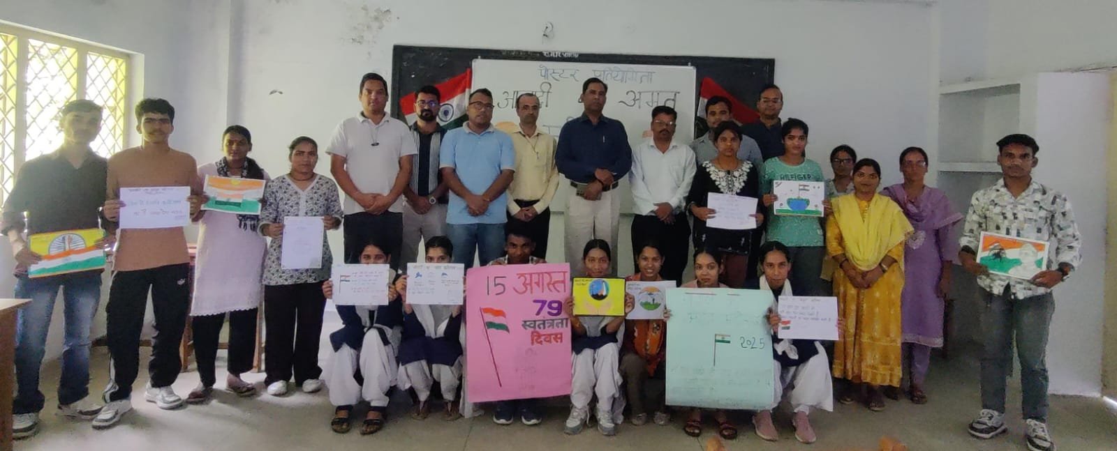 पोस्टर प्रतियोगिता में अक्षय प्रथम स्थान पर रहे