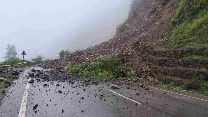 टिहरी गढ़वाल में कई मार्ग अवरुद्ध, जेसीबी से मलबा हटाने का कार्य जारी