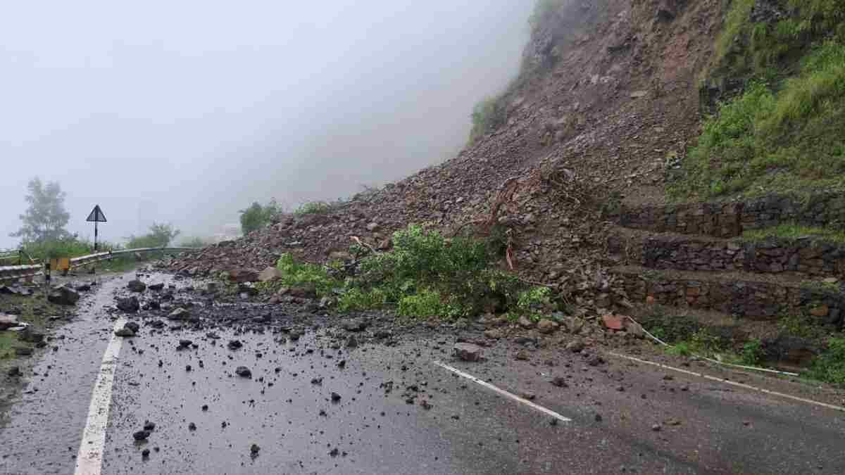 टिहरी गढ़वाल में कई मार्ग अवरुद्ध, जेसीबी से मलबा हटाने का कार्य जारी