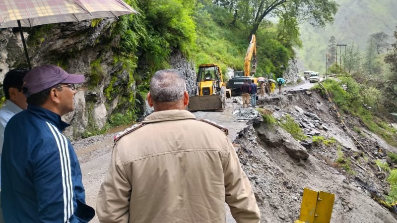 डबरानी में जिलाधिकारी ने किया मार्ग बहाली कार्यों का निरीक्षण