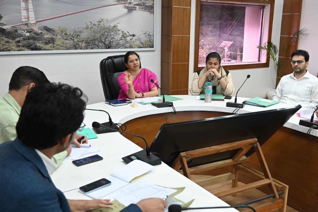 डीएम ने ली जिला सेक्टर, राज्य सेक्टर व बीस सूत्री कार्यक्रम की समीक्षा बैठक