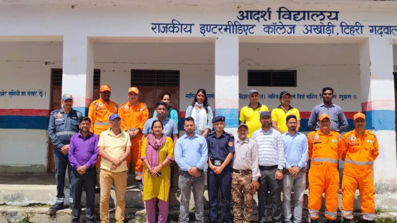 अखोडी में NDRF टीम ने कराया आपदा सुरक्षा प्रशिक्षण, छात्रों को सिखाए बचाव के तरीके
