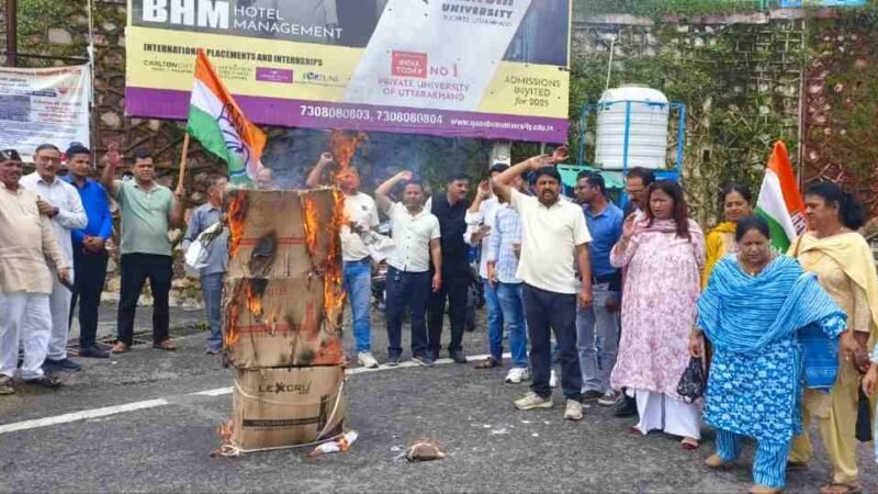 हिमांशु चमोली प्रकरण को लेकर कांग्रेस ने फूंका पुतला