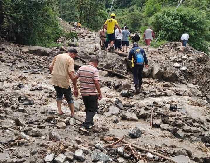 थराली में बादल फटने से तबाही, एसडीआरएफ का रेस्क्यू ऑपरेशन जारी