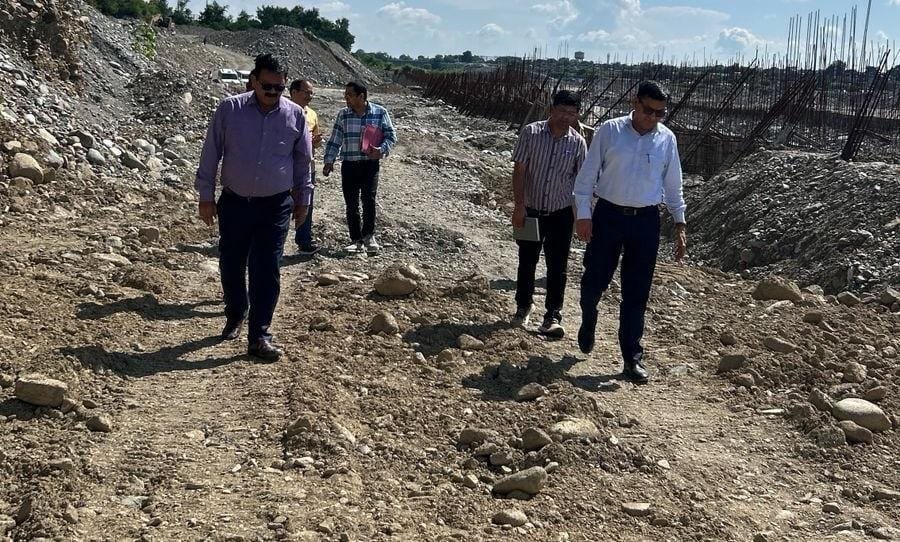गोला नदी तटबंध क्षति का एडीएम नैनीताल ने किया स्थलीय निरीक्षण